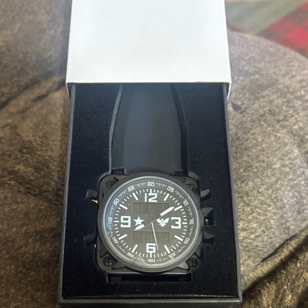 Men's Black Military-Style Analog Watch with Silicone Strap
